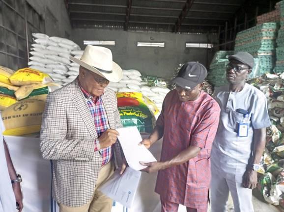 Julius Berger Commiserates and rallies to the aid of flood victims across its operational areas….as Company  Donates Food to Flood Victims